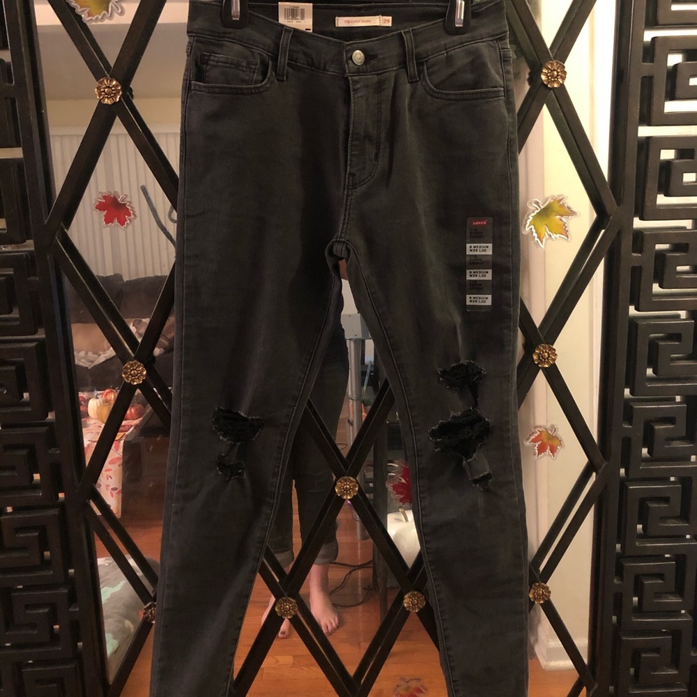 NWT Levi’s distressed black jeans
